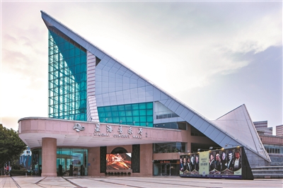 ⑧星海音乐厅 位于二沙岛上，设有1500 个座位的交响乐演奏大厅、460个座位的室内乐演奏厅，100个座位的视听欣赏室和4800平方米的音乐文化广场。