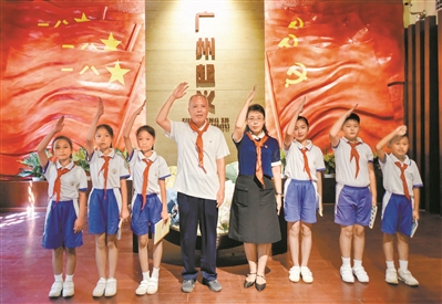 革命烈士之孙阮钦彤与何香凝纪念学校师生一起为先烈献花。