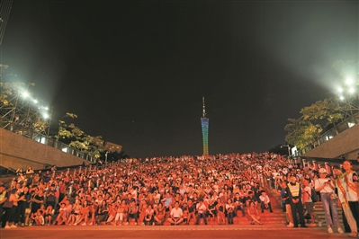 昨晚，众多市民热情参与了在花城汇下沉广场上演的国庆群众文艺嘉年华。