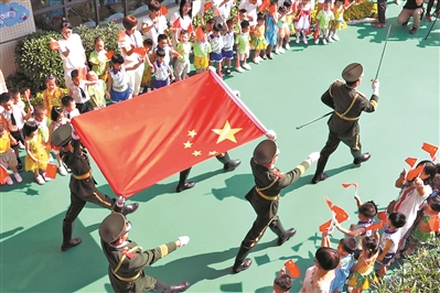 2019年9月19日上午，荔湾区芳村幼儿园，“国旗卫士”和祖国花朵们举行升旗仪式。