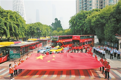 2019年9月26日，广州珠江帝景苑公交总站的广场一面巨大的国旗在明媚的阳光下展开。