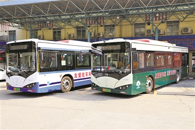广州公交70年发展复刻系列主题公交车发车。