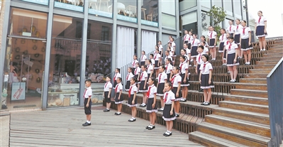 荔湾童声合唱团的同学齐唱国歌。