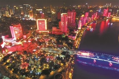 昨夜，海珠广场灯光璀璨，像一片红色海洋。