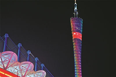昨晚广州塔上打出国旗图案。