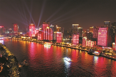昨晚，江湾桥到海珠桥之间的珠江北岸高楼外立面灯光璀璨，巨幅五星红旗图案映红了江面。