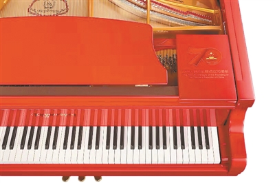 带有国徽的中国红珠江钢琴。