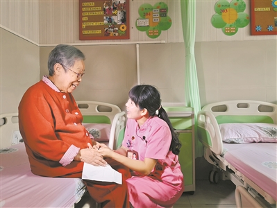 广州市老人院的护工悉心照顾老人。