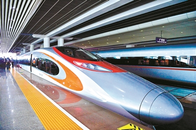“动感号”列车驶入广州南站站台。