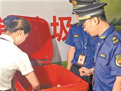 7月5日，市城市管理和综合执法局带队到海珠区、番禺区多个单位进行垃圾分类专项执法监督检查。
