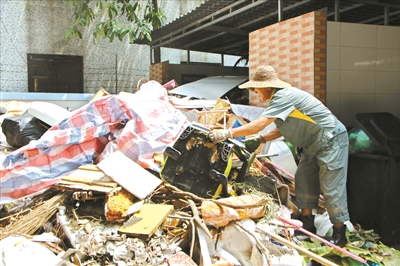 车陂街二次分拣员在垃圾房分拣垃圾。