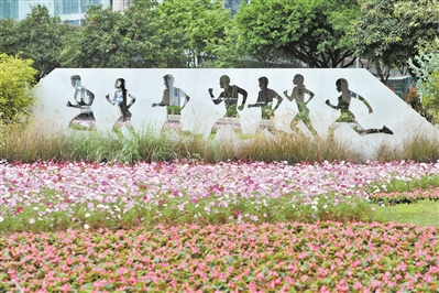 广州市临江大道，绿道和缓跑径周边花团锦簇，绿树成荫。