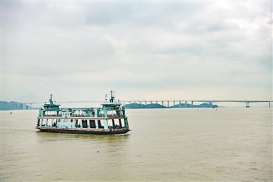 虎门大桥和轮渡共同承担两岸的客流。