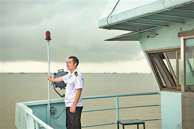 温广南船长对熟悉的渡船恋恋不舍。