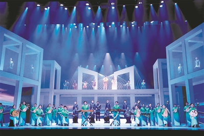 大型情景器乐剧《扬帆大湾梦》在广州大剧院演出。