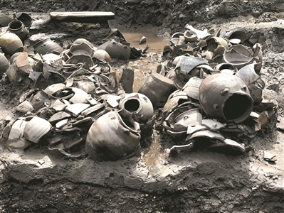 本次发掘的晚唐时期陶器堆积为一不规则灰坑状遗迹，坑内埋藏大量陶器和釉陶器。