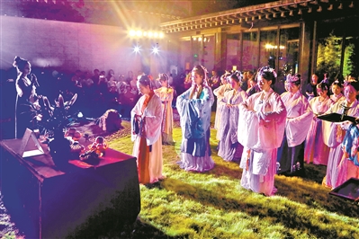 南粤先贤馆首次夜间开放，一众“仙女”举行祭月仪式。