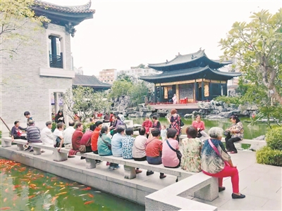 市民们在广福台临水凭栏叹粤剧。