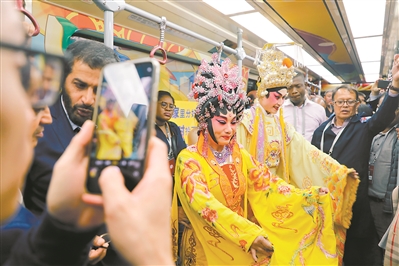 列车上粤剧唱段引起了友城市长和嘉宾们的浓厚兴趣。