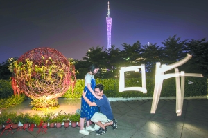 土生土长的广州人阿杰带着怀孕八个月的妻子小红来花艺展拍下小红的美丽孕照，“欣赏鲜花和盆景，应该是很好的胎教吧。”小红脸上洋溢着幸福的笑容。