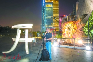 华哥玩摄影已经三年了，他喜欢拍摄人像和风光，从《广州日报》得知花城广场举办花艺展，就带上朋友一起记录美人美景。