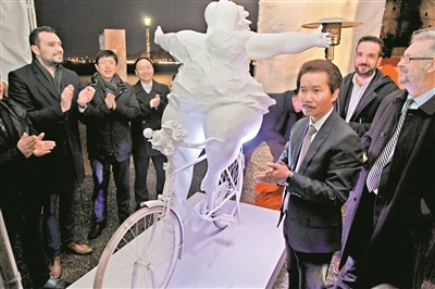 许鸿飞向嘉宾们展示“肥女”雕塑作品。