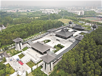 南汉二陵博物馆俯瞰图，博物馆顺延周边地势依山而建，整个博物馆建筑北高南低，形成三进层次格局，东西两边被大片密林绿地覆盖，气势宏伟。