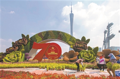 广州国际花卉艺术展展区还在布置中的大型花卉艺术作品。