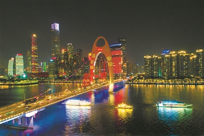 27日晚，广州大桥与猎德大桥之间的江面上，20艘珠江游船来回巡游演练。