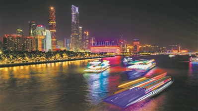 27日晚，广州大桥与猎德大桥之间的江面上，20艘珠江游船来回巡游演练。
