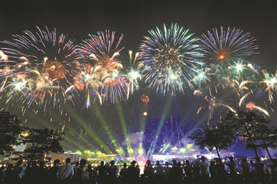 焰火晚会在琶洲国际会展中心对出的珠江江面举行。