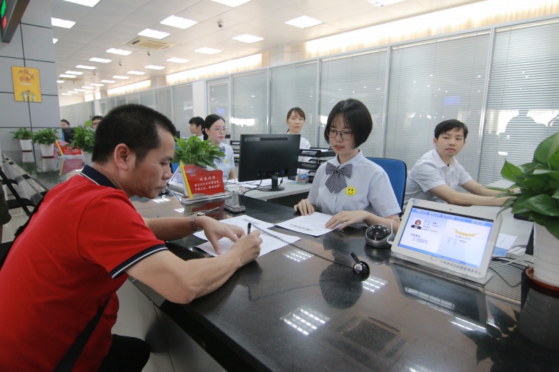市民群众在综合受理窗口办理业务.杨凯 摄