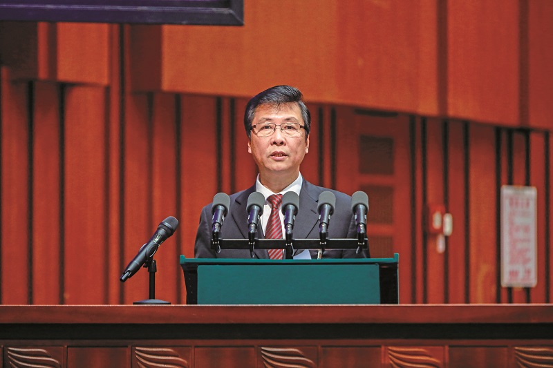 苏小澎向大会作政府工作报告.石建华 摄
