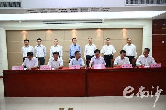 南沙开发区管委会与上海海事大学签订战略合作