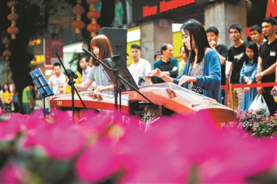 日前，一场千年古道音乐秀在北京路上演。广州北京路文化核心区管委会致力于将古道音乐秀打造成品牌活动，提升北京路的文化旅游品牌吸引力。
