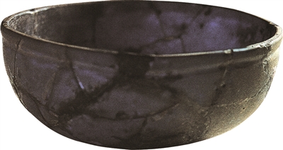 西汉中期墓出土的深蓝紫色玻璃碗