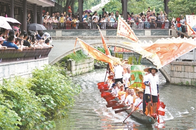 广州共20多条龙舟汇聚荔枝湾，秀龙、斗龙、舞龙，锣鼓喧天，一片欢腾。
