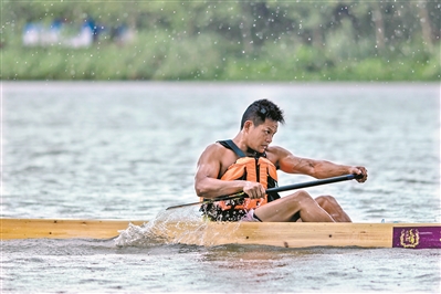 今年的海珠湿地龙舟活动增添了不少新“玩意”，比如单人龙舟竞渡就吸引了不少市民的目光。