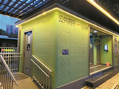 这个会发光的绿色小屋位于芳村大道西的滘口。