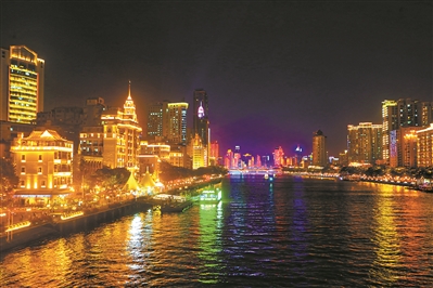 人民桥至海珠桥一段的珠江北岸建筑亮起灯光，迎接国庆到来。