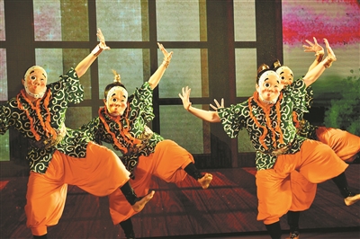 中日友好交流故事会上，日本舞者表演能乐舞蹈。