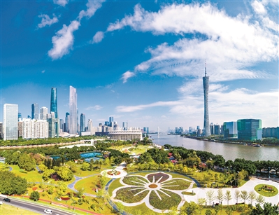 蓝天白云下的珠江新城和广州塔。