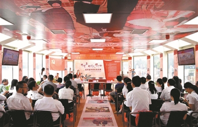 广州客轮公司推出的红色教育主题珠江旅游航线在天字码头启航。