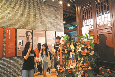 6月30日上午，广州高校师生参观杨家祠。