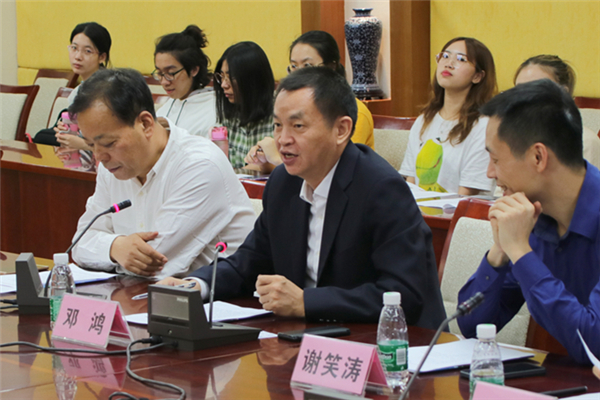 Deng Hong(center), Deputy Director-general of the Guangdong Information Office delivering opening remarks 