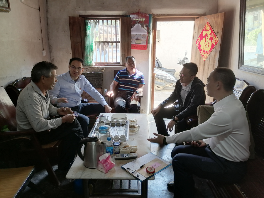 梅江区负责扶贫工作的同志及西阳镇委书记等同志就帮扶工作进行了沟通