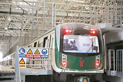 广州地铁七号线列车每天要跑450公里 “体检”必不可少
