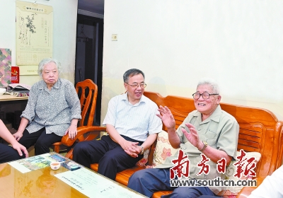 6月30日，胡春华在广州市越秀区入户慰问老党员、东华实业公司原副总经理李庆符。