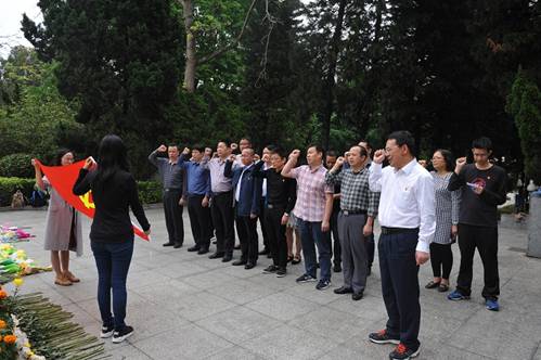 番禺分局党员在李德恭书记的带领下重温入党誓词