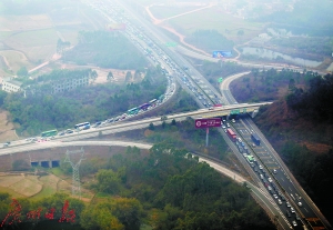 高速公路的车流量明显增长。（资料图片）